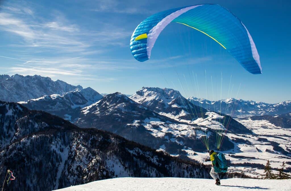 parapente montagne enneigé dans le tyrol