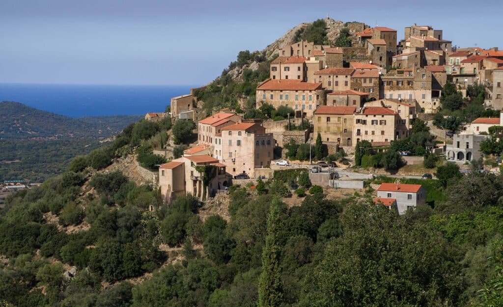 village de piana en corse sur une montagne